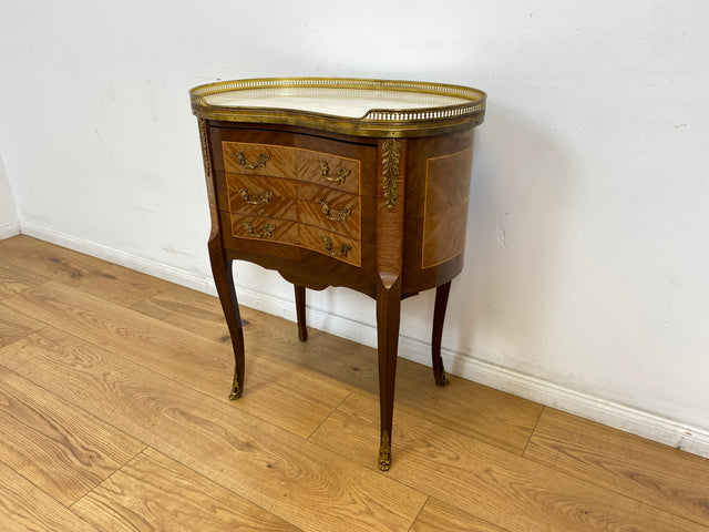 WMK # 1/2 Edle kleine 30er Jahre Kommode im Louis XV Stil mit Intarsien, Marmor & Messing # Nachttisch Nachtkommode Nachtschrank Beistelltisch Boulle Kingswood Bedside Chest Barock Rokoko XVI Vintage