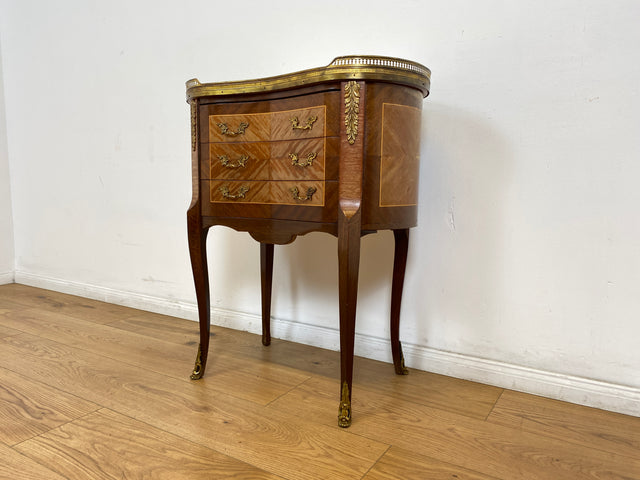 WMK # 1/2 Edle kleine 30er Jahre Kommode im Louis XV Stil mit Intarsien, Marmor & Messing # Nachttisch Nachtkommode Nachtschrank Beistelltisch Boulle Kingswood Bedside Chest Barock Rokoko XVI Vintage