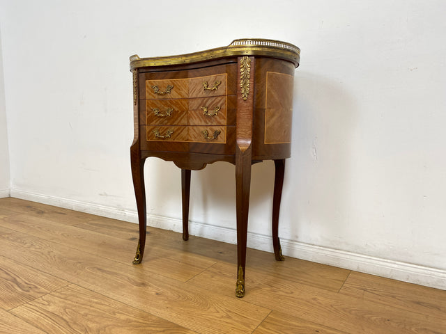 WMK # Edle kleine 30er Jahre Kommode im Louis XV Stil mit Intarsien, Marmor & Messing # Nachttisch Nachtkommode Nachtschrank Beistelltisch Boulle Kingswood Bedside Chest Barock Rokoko XVI Vintage