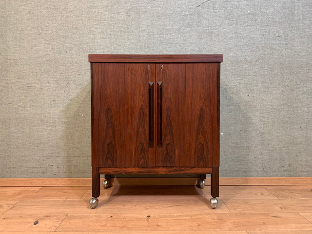 WMK I Skandinavische 60er Jahre Designer Bar von Torbjörn Afdal auf Rollen I Palisander I Barkommode Barschrank Hausbar Barwagen Tresen Vintage Danish Design Mid-Century Rosewood I Berlin München Köln