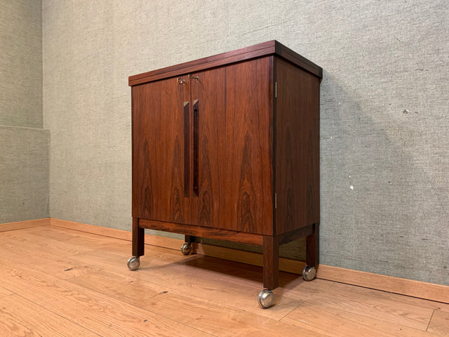 WMK I Skandinavische 60er Jahre Designer Bar von Torbjörn Afdal auf Rollen I Palisander I Barkommode Barschrank Hausbar Barwagen Tresen Vintage Danish Design Mid-Century Rosewood I Berlin München Köln