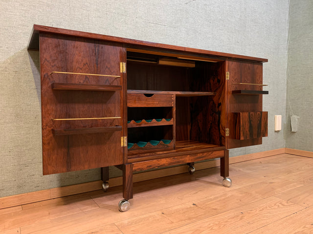 WMK I Skandinavische 60er Jahre Designer Bar von Torbjörn Afdal auf Rollen I Palisander I Barkommode Barschrank Hausbar Barwagen Tresen Vintage Danish Design Mid-Century Rosewood I Berlin München Köln