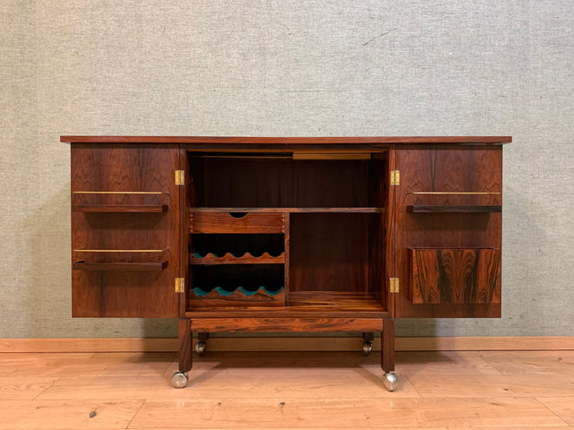 WMK I Skandinavische 60er Jahre Designer Bar von Torbjörn Afdal auf Rollen I Palisander I Barkommode Barschrank Hausbar Barwagen Tresen Vintage Danish Design Mid-Century Rosewood I Berlin München Köln