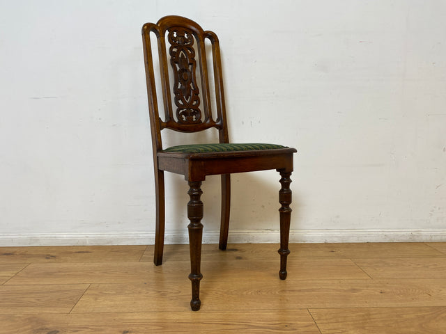 WMK I Set aus 4 eleganten antiken Stühle mit handverzierter durchbrochener Rückenlehne und grünem Sitzbezug