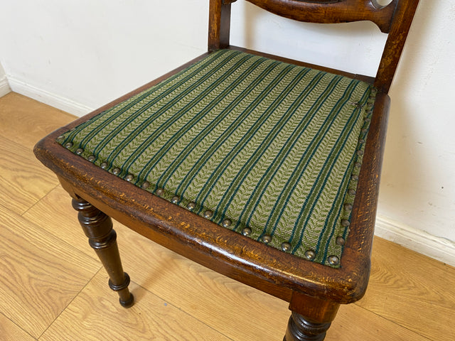 WMK I Set aus 4 eleganten antiken Stühle mit handverzierter durchbrochener Rückenlehne und grünem Sitzbezug