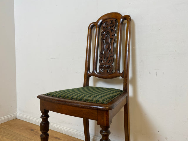 WMK I Set aus 4 eleganten antiken Stühle mit handverzierter durchbrochener Rückenlehne und grünem Sitzbezug