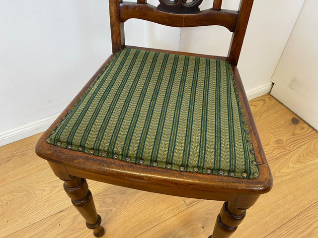 WMK I Set aus 4 eleganten antiken Stühle mit handverzierter durchbrochener Rückenlehne und grünem Sitzbezug