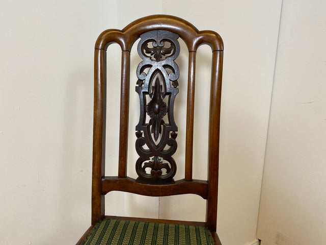 WMK I Set aus 4 eleganten antiken Stühle mit handverzierter durchbrochener Rückenlehne und grünem Sitzbezug