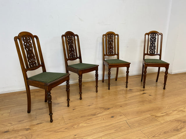 WMK I Set aus 4 eleganten antiken Stühle mit handverzierter durchbrochener Rückenlehne und grünem Sitzbezug