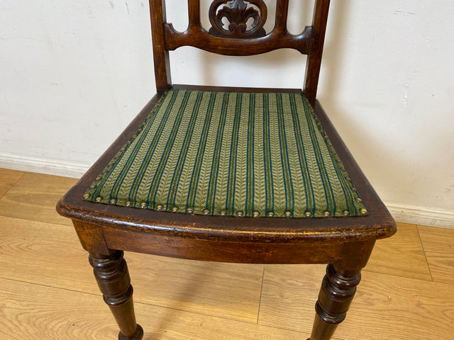 WMK I Set aus 4 eleganten antiken Stühle mit handverzierter durchbrochener Rückenlehne und grünem Sitzbezug
