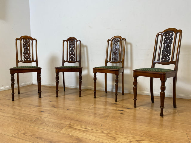 WMK I Set aus 4 eleganten antiken Stühle mit handverzierter durchbrochener Rückenlehne und grünem Sitzbezug