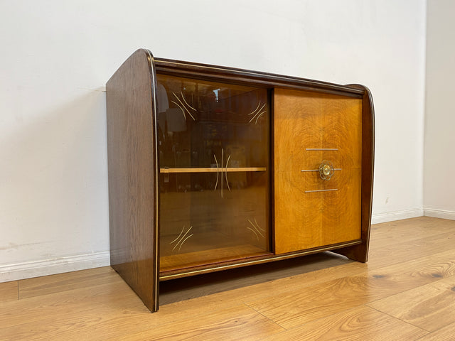 WMK # Formschöne & gut erhaltene 50er Jahre Barkommode aus vollem Holz mit Schiebetüren und Messinggriff # Bar Barschrank Mini-Bar Hausbar Kommode Sideboard Vitrine Rockabilly Vintage Mid-Century 60er