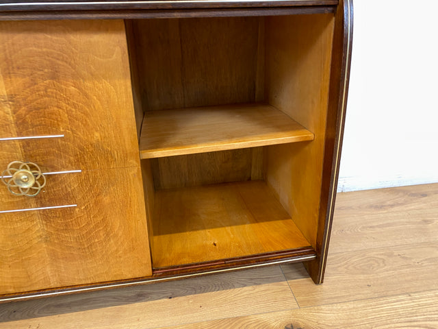 WMK # Formschöne & gut erhaltene 50er Jahre Barkommode aus vollem Holz mit Schiebetüren und Messinggriff # Bar Barschrank Mini-Bar Hausbar Kommode Sideboard Vitrine Rockabilly Vintage Mid-Century 60er