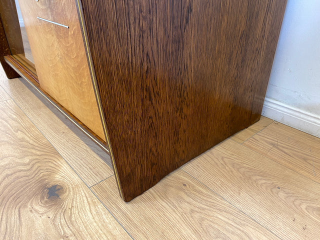 WMK # Formschöne & gut erhaltene 50er Jahre Barkommode aus vollem Holz mit Schiebetüren und Messinggriff # Bar Barschrank Mini-Bar Hausbar Kommode Sideboard Vitrine Rockabilly Vintage Mid-Century 60er