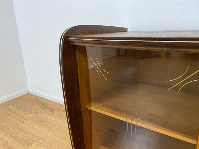 WMK # Formschöne & gut erhaltene 50er Jahre Barkommode aus vollem Holz mit Schiebetüren und Messinggriff # Bar Barschrank Mini-Bar Hausbar Kommode Sideboard Vitrine Rockabilly Vintage Mid-Century 60er