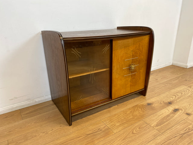 WMK # Formschöne & gut erhaltene 50er Jahre Barkommode aus vollem Holz mit Schiebetüren und Messinggriff # Bar Barschrank Mini-Bar Hausbar Kommode Sideboard Vitrine Rockabilly Vintage Mid-Century 60er