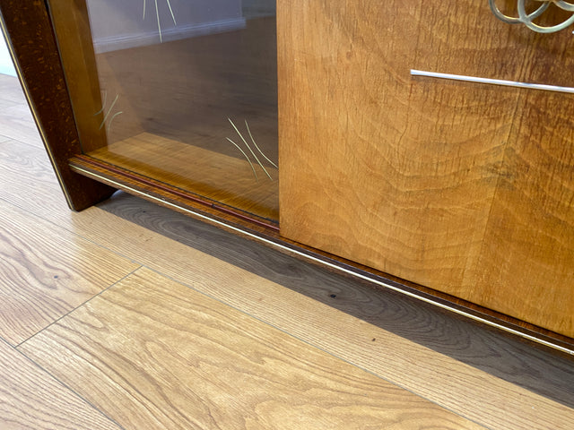 WMK # Formschöne & gut erhaltene 50er Jahre Barkommode aus vollem Holz mit Schiebetüren und Messinggriff # Bar Barschrank Mini-Bar Hausbar Kommode Sideboard Vitrine Rockabilly Vintage Mid-Century 60er