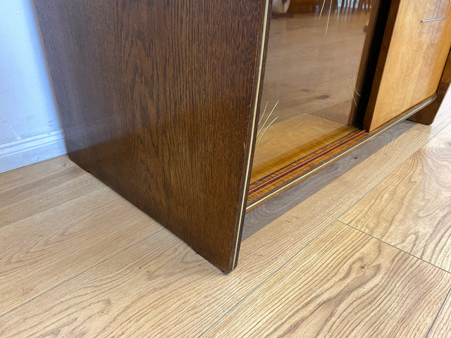 WMK # Formschöne & gut erhaltene 50er Jahre Barkommode aus vollem Holz mit Schiebetüren und Messinggriff # Bar Barschrank Mini-Bar Hausbar Kommode Sideboard Vitrine Rockabilly Vintage Mid-Century 60er