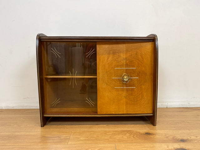 WMK # Formschöne & gut erhaltene 50er Jahre Barkommode aus vollem Holz mit Schiebetüren und Messinggriff # Bar Barschrank Mini-Bar Hausbar Kommode Sideboard Vitrine Rockabilly Vintage Mid-Century 60er