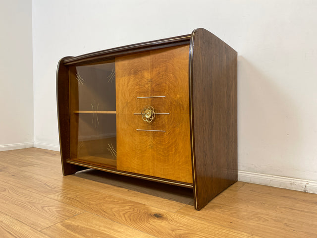 WMK # Formschöne & gut erhaltene 50er Jahre Barkommode aus vollem Holz mit Schiebetüren und Messinggriff # Bar Barschrank Mini-Bar Hausbar Kommode Sideboard Vitrine Rockabilly Vintage Mid-Century 60er