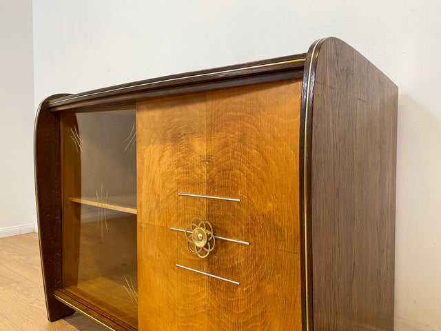 WMK # Formschöne & gut erhaltene 50er Jahre Barkommode aus vollem Holz mit Schiebetüren und Messinggriff # Bar Barschrank Mini-Bar Hausbar Kommode Sideboard Vitrine Rockabilly Vintage Mid-Century 60er