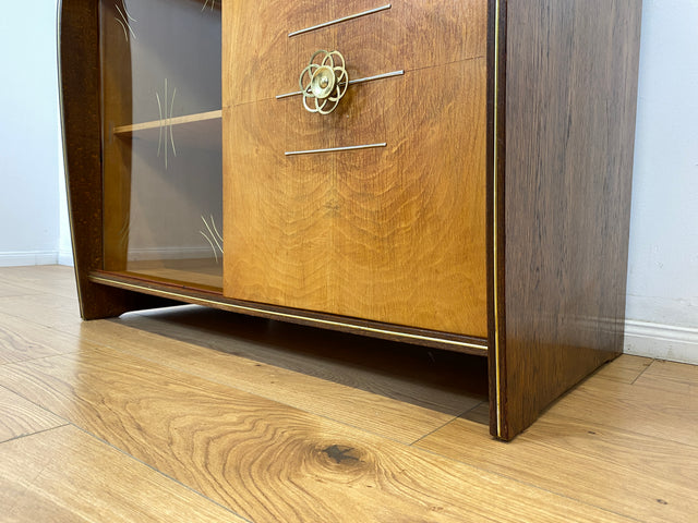 WMK # Formschöne & gut erhaltene 50er Jahre Barkommode aus vollem Holz mit Schiebetüren und Messinggriff # Bar Barschrank Mini-Bar Hausbar Kommode Sideboard Vitrine Rockabilly Vintage Mid-Century 60er