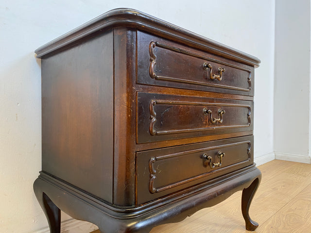 WMK I Elegante kleine 50er Jahre Chippendale Kommode aus vollem Holz mit Schubladen & Messinggriffen I Schubladenkommode Wäschekommode Flurkommode Ablage Nachttisch Mid-Century Vintage Berlin NRW Ulm