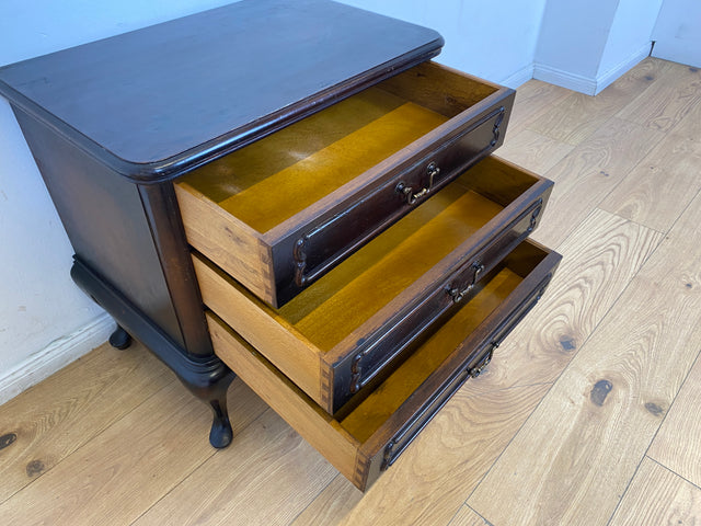 WMK I Elegante kleine 50er Jahre Chippendale Kommode aus vollem Holz mit Schubladen & Messinggriffen I Schubladenkommode Wäschekommode Flurkommode Ablage Nachttisch Mid-Century Vintage Berlin NRW Ulm