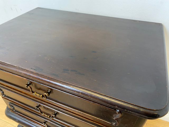 WMK I Elegante kleine 50er Jahre Chippendale Kommode aus vollem Holz mit Schubladen & Messinggriffen I Schubladenkommode Wäschekommode Flurkommode Ablage Nachttisch Mid-Century Vintage Berlin NRW Ulm