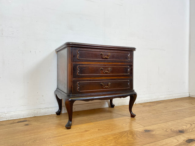 WMK I Elegante kleine 50er Jahre Chippendale Kommode aus vollem Holz mit Schubladen & Messinggriffen I Schubladenkommode Wäschekommode Flurkommode Ablage Nachttisch Mid-Century Vintage Berlin NRW Ulm