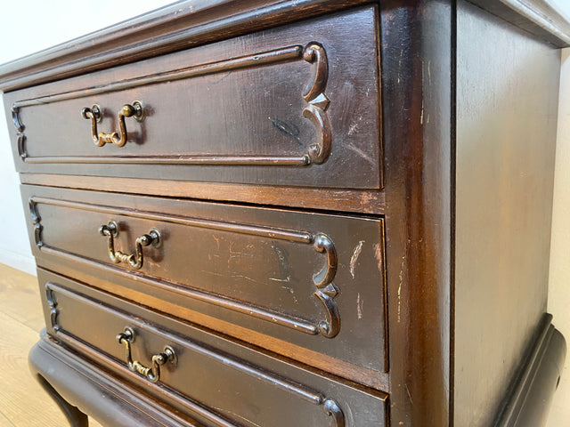 WMK I Elegante kleine 50er Jahre Chippendale Kommode aus vollem Holz mit Schubladen & Messinggriffen I Schubladenkommode Wäschekommode Flurkommode Ablage Nachttisch Mid-Century Vintage Berlin NRW Ulm