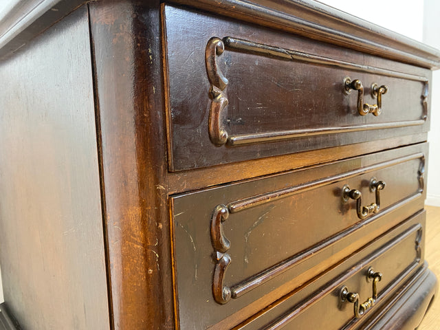 WMK I Elegante kleine 50er Jahre Chippendale Kommode aus vollem Holz mit Schubladen & Messinggriffen I Schubladenkommode Wäschekommode Flurkommode Ablage Nachttisch Mid-Century Vintage Berlin NRW Ulm