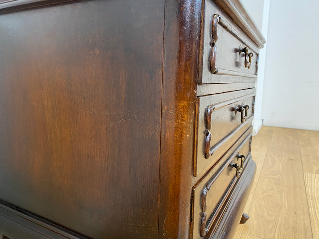 WMK I Elegante kleine 50er Jahre Chippendale Kommode aus vollem Holz mit Schubladen & Messinggriffen I Schubladenkommode Wäschekommode Flurkommode Ablage Nachttisch Mid-Century Vintage Berlin NRW Ulm