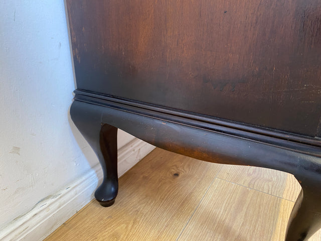 WMK I Elegante kleine 50er Jahre Chippendale Kommode aus vollem Holz mit Schubladen & Messinggriffen I Schubladenkommode Wäschekommode Flurkommode Ablage Nachttisch Mid-Century Vintage Berlin NRW Ulm