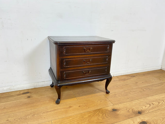 WMK I Elegante kleine 50er Jahre Chippendale Kommode aus vollem Holz mit Schubladen & Messinggriffen I Schubladenkommode Wäschekommode Flurkommode Ablage Nachttisch Mid-Century Vintage Berlin NRW Ulm