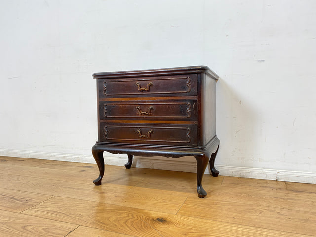 WMK I Elegante kleine 50er Jahre Chippendale Kommode aus vollem Holz mit Schubladen & Messinggriffen I Schubladenkommode Wäschekommode Flurkommode Ablage Nachttisch Mid-Century Vintage Berlin NRW Ulm