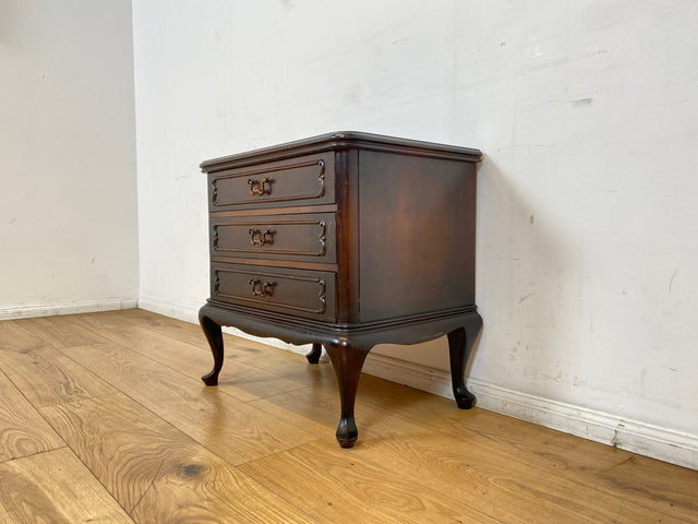 WMK I Elegante kleine 50er Jahre Chippendale Kommode aus vollem Holz mit Schubladen & Messinggriffen I Schubladenkommode Wäschekommode Flurkommode Ablage Nachttisch Mid-Century Vintage Berlin NRW Ulm