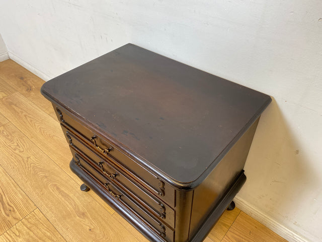 WMK I Elegante kleine 50er Jahre Chippendale Kommode aus vollem Holz mit Schubladen & Messinggriffen I Schubladenkommode Wäschekommode Flurkommode Ablage Nachttisch Mid-Century Vintage Berlin NRW Ulm