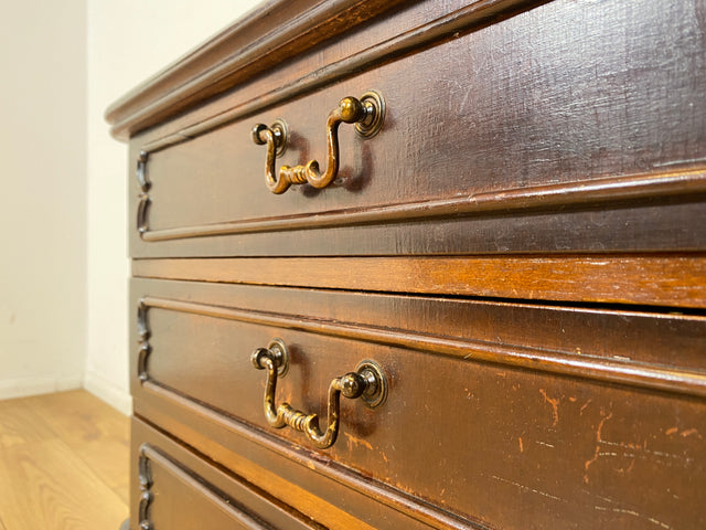 WMK I Elegante kleine 50er Jahre Chippendale Kommode aus vollem Holz mit Schubladen & Messinggriffen I Schubladenkommode Wäschekommode Flurkommode Ablage Nachttisch Mid-Century Vintage Berlin NRW Ulm