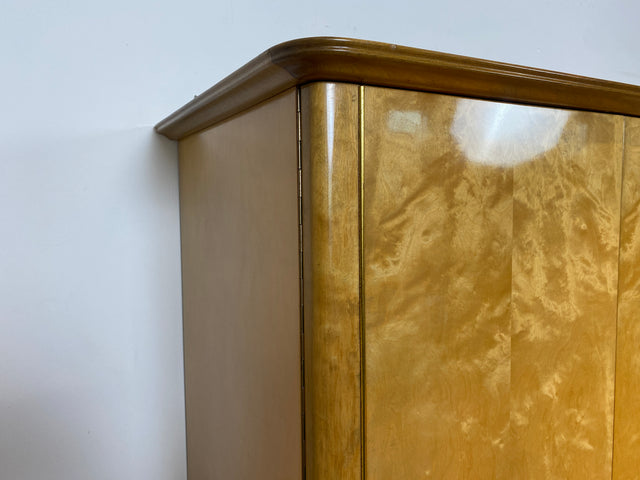 WMK I Stilvoller und sehr geräumiger 50er Jahre Kleiderschrank mit guter Aufteilung