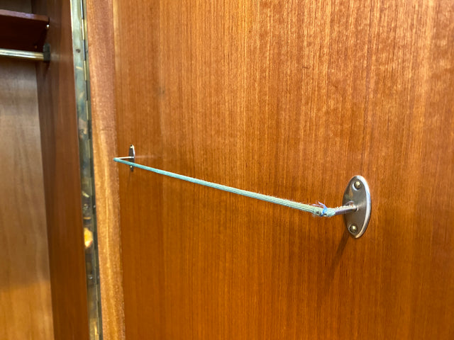 WMK I Versand 85€ I Formschöner und sehr gut erhaltener 50er Jahre Kleiderschrank mit Glastüren I Schrank Wardrobe Schlafzimmer Wäsche Mid-Century Rockabilly Vintage 60er Berlin Leipzig Dortmund