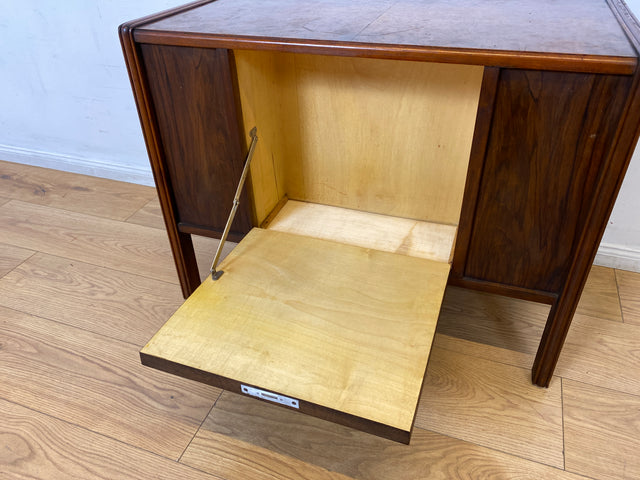 Hochwertige und gut erhaltene beidseitige 50er Jahre Kommode I Vollholz in Walnuss mit 2 Klappen & Schubladen