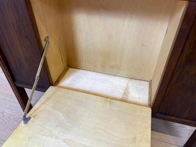 Hochwertige und gut erhaltene beidseitige 50er Jahre Kommode I Vollholz in Walnuss mit 2 Klappen & Schubladen