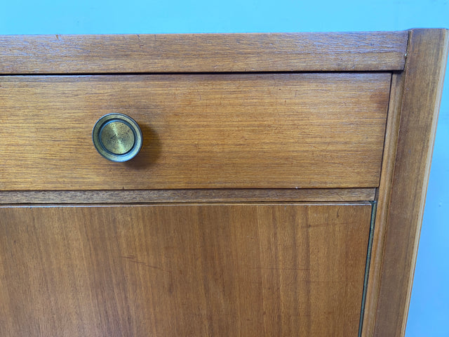 WMK I Sehr schöne 50er Jahre Kommode aus vollem Holz mir Schubladen und Messinggriffen