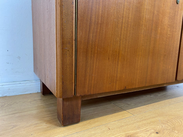 WMK I Sehr schöne 50er Jahre Kommode aus vollem Holz mir Schubladen und Messinggriffen