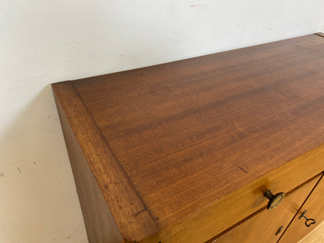 WMK I Sehr schöne 50er Jahre Kommode aus vollem Holz mir Schubladen und Messinggriffen