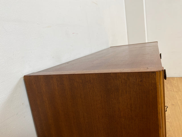 WMK I Sehr schöne 50er Jahre Kommode aus vollem Holz mir Schubladen und Messinggriffen