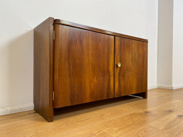 WMK # Hübsche & gut erhaltene 50er Jahre Kommode aus vollem Holz in Nussbaum mit Schubladen & schönem Messinggriff # Sideboard Wäschekommode Schrank Anrichte Lowboard TV-Lowboard Vintage Mid-Century
