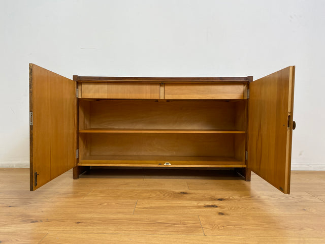 WMK # Hübsche & gut erhaltene 50er Jahre Kommode aus vollem Holz in Nussbaum mit Schubladen & schönem Messinggriff # Sideboard Wäschekommode Schrank Anrichte Lowboard TV-Lowboard Vintage Mid-Century