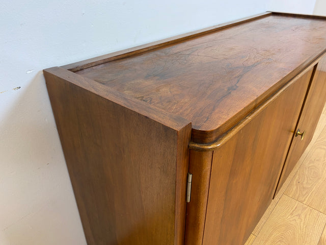 WMK # Hübsche & gut erhaltene 50er Jahre Kommode aus vollem Holz in Nussbaum mit Schubladen & schönem Messinggriff # Sideboard Wäschekommode Schrank Anrichte Lowboard TV-Lowboard Vintage Mid-Century